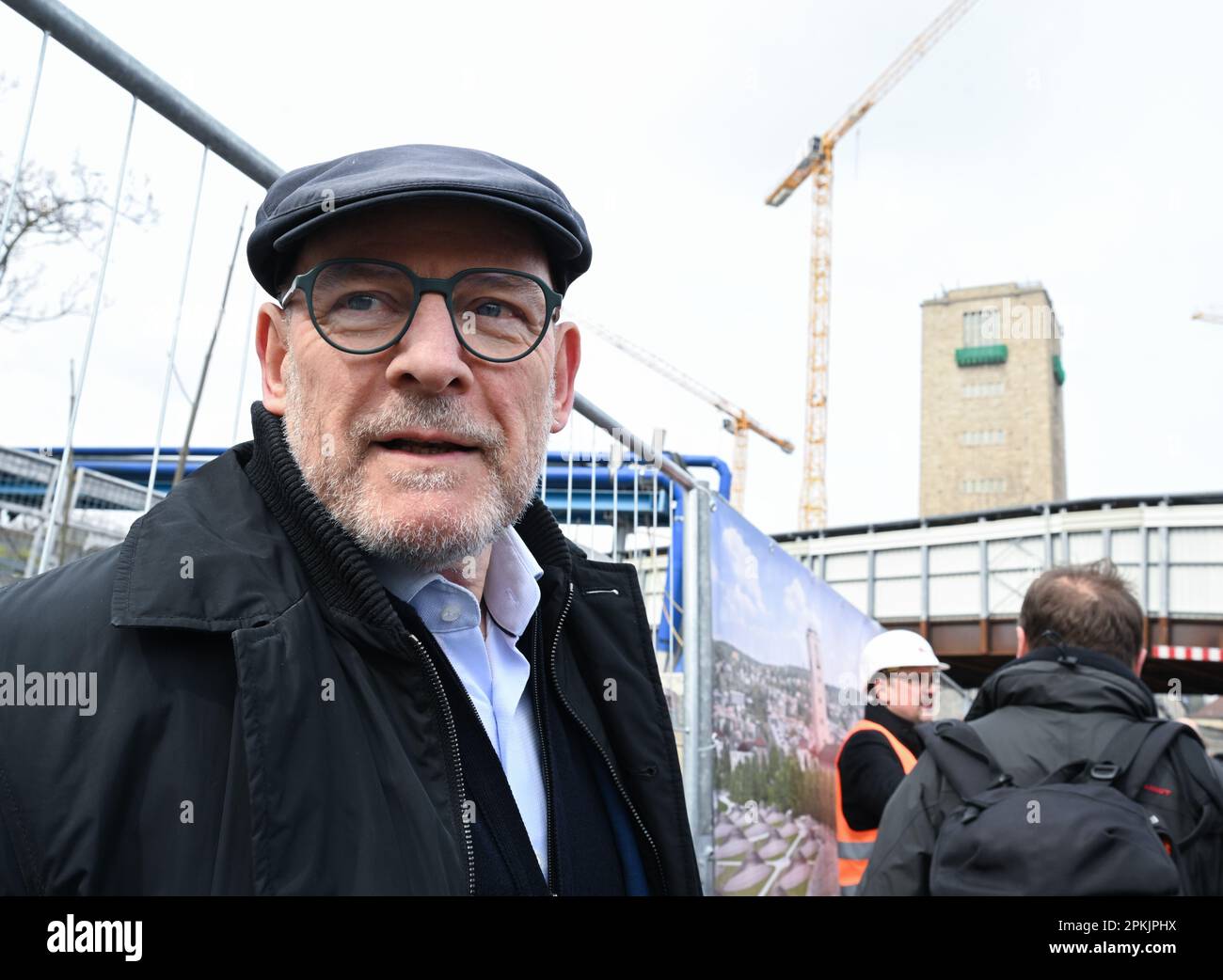 Stuttgart, Allemagne. 08th avril 2023. Winfried Hermann (Bündnis 90/Die Grünen), ministre des Transports du Bade-Wurtemberg, se tient à un stand d'information sur le chantier de construction de la nouvelle station de métro de Stuttgart lors de l'ouverture des journées portes ouvertes du chantier de construction. Dans près de 20 kiosques d'information de Deutsche Bahn ainsi que des partenaires du projet, les experts donnent des réponses sur leurs domaines d'expertise respectifs. Credit: Bernd Weißbrod/dpa/Alay Live News Banque D'Images