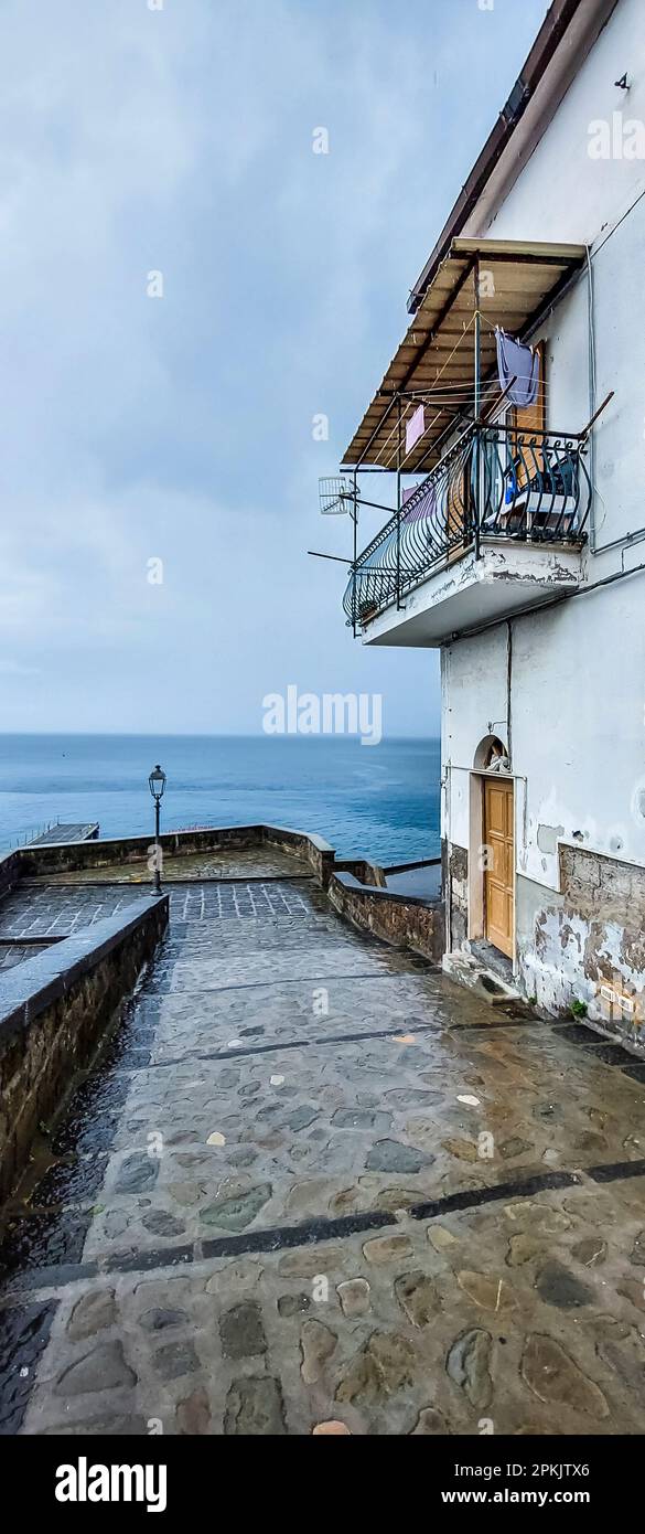 Maison italienne typique près de l'océan à Sorrente dans le sud de l'Italie Banque D'Images