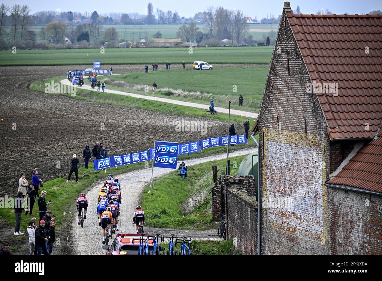 Denaix, France. 08th avril 2023. Le groupe sécessionniste en action lors de la troisième édition de la course d'élite féminine de l'épreuve cycliste 'Paris-Roubaix', 145, à 4 km de Denain à Roubaix, France, le samedi 08 avril 2023. BELGA PHOTO JASPER JACOBS crédit: Belga News Agency/Alay Live News Banque D'Images