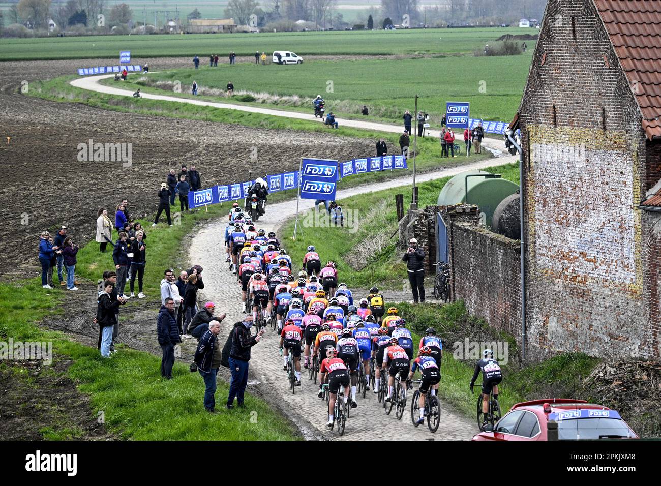 Denaix, France. 08th avril 2023. Le pack de cavaliers photographiés en action lors de la troisième édition de la course d'élite féminine de l'épreuve cycliste 'Paris-Roubaix', 145, à 4 km de Denain à Roubaix, France, le samedi 08 avril 2023. BELGA PHOTO JASPER JACOBS crédit: Belga News Agency/Alay Live News Banque D'Images