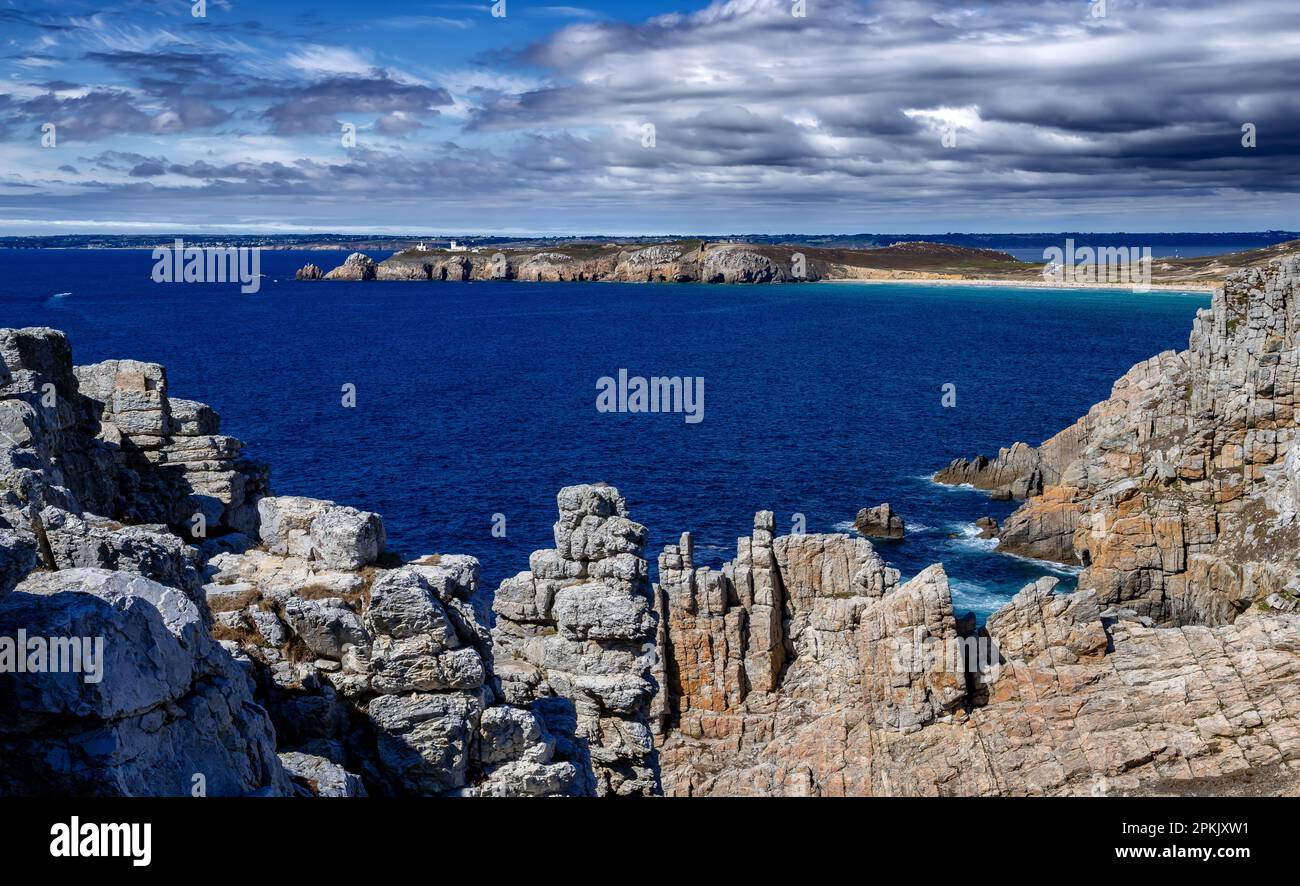 Falaises de Pointe de Penhir sur la côte Atlantique du Finistère en Bretagne Banque D'Images