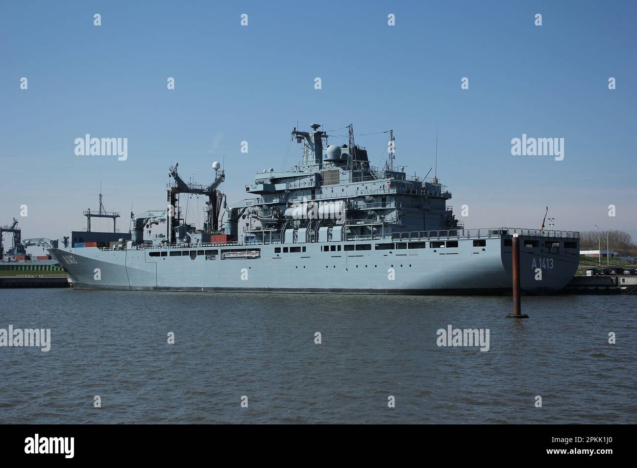 Le navire de soutien de la marine allemande BONN amarrait à la base navale de Wilhelmshaven Banque D'Images