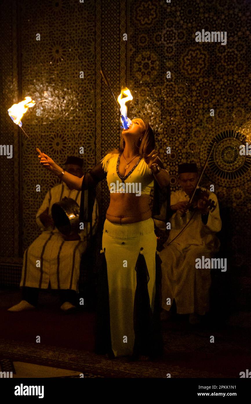 Une danseuse du ventre se produit au Maroc à Fès Banque D'Images