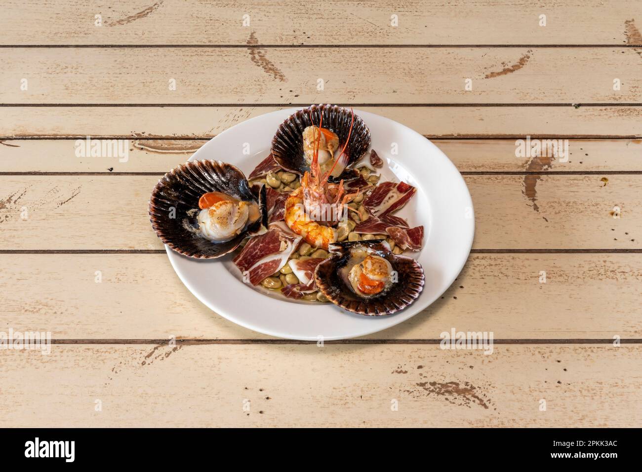 Un merveilleux plat de pétoncles avec du jambon de jabago, des haricots doux et des crevettes Banque D'Images