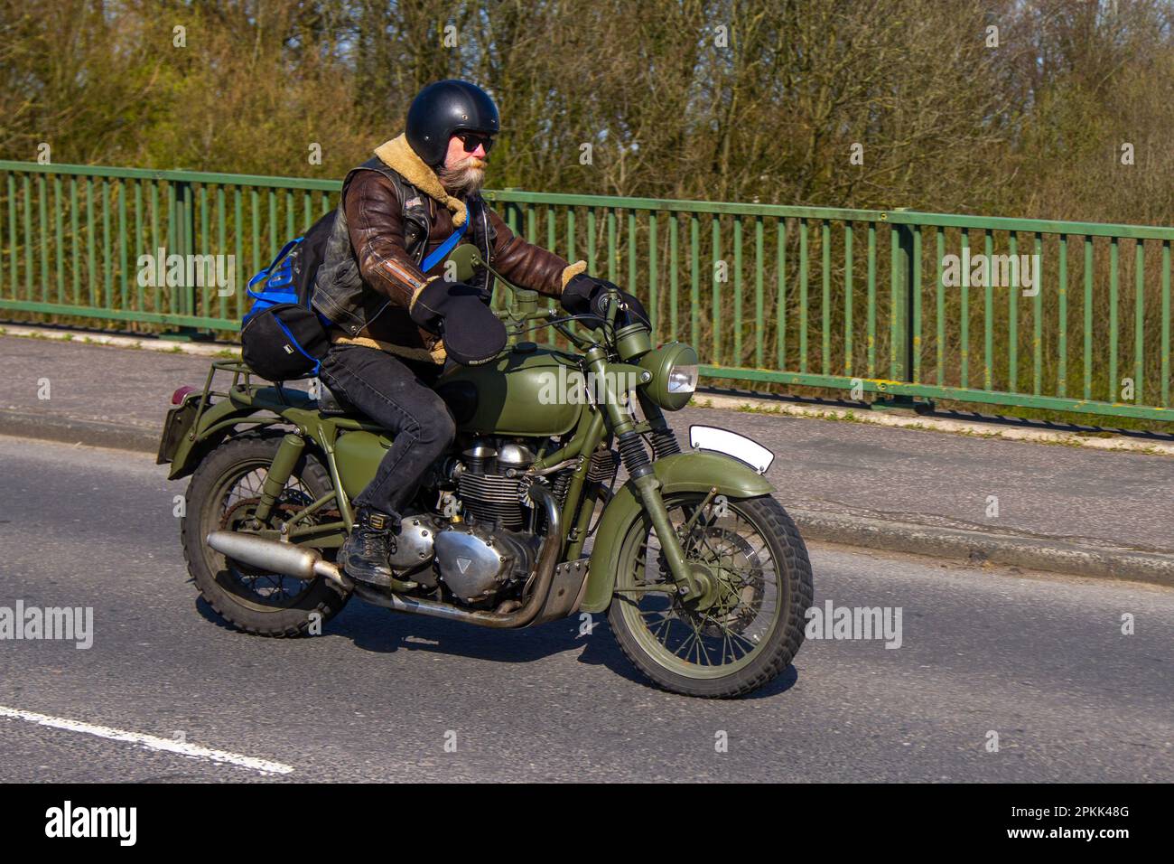 Années 1949 40 BSA Old militaire dispatch moto pilote ; traverser le pont autoroutier dans le Grand Manchester, Royaume-Uni Banque D'Images