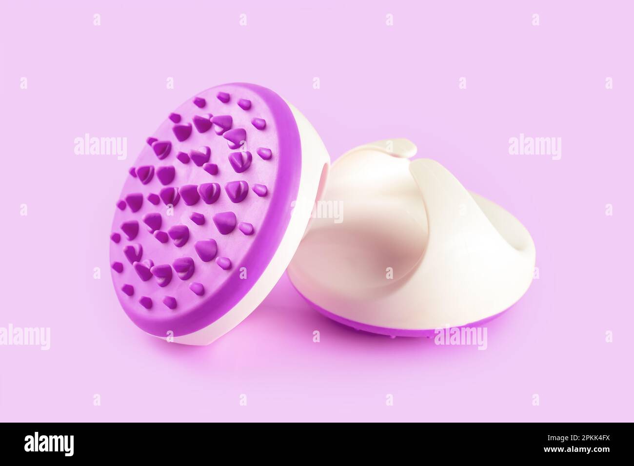 Masseur avec pointes en silicone pour procédure de massage anti-cellulite isolée sur fond violet. Brosse de massage pour zone corporelle problématique, auto- Banque D'Images