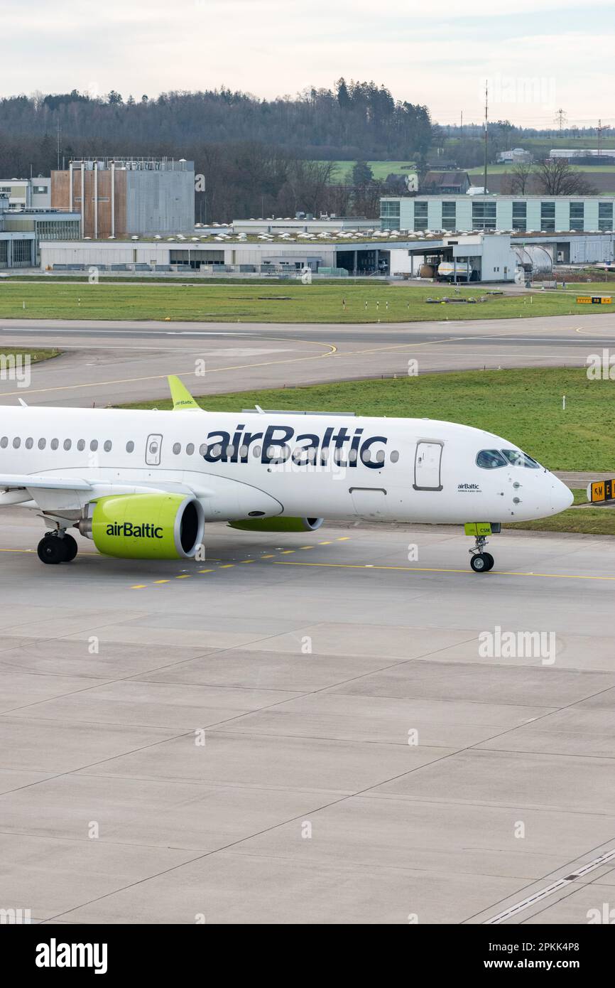 Zurich, Suisse, 2 janvier 2023 Air Baltic les avions Bombardier CS-300 ou Airbus A220 sont en train de rouler jusqu'à sa position de décollage Banque D'Images