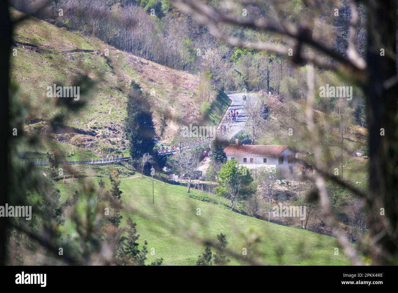 Amorebieta-Etxano, Euskadi, Espagne. 7th avril 2023. Balkon de Bizkaia, Espagne, 07th avril 2023: Peloton étiré pendant la phase 5th du pays basque Itzulia 2023 entre Ekin et Amorebieta-Etxano, sur 07 avril 2023, à Balcon de Bizkaia, Espagne. (Credit image: © Alberto Brevers/Pacific Press via ZUMA Press Wire) USAGE ÉDITORIAL SEULEMENT! Non destiné À un usage commercial ! Crédit : ZUMA Press, Inc./Alay Live News Banque D'Images