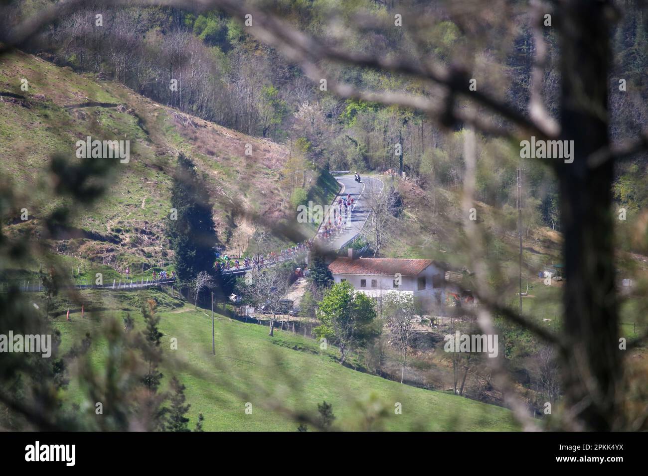 Amorebieta-Etxano, Euskadi, Espagne. 7th avril 2023. Balkon de Bizkaia, Espagne, 07th avril 2023: Peloton étiré pendant la phase 5th du pays basque Itzulia 2023 entre Ekin et Amorebieta-Etxano, sur 07 avril 2023, à Balcon de Bizkaia, Espagne. (Credit image: © Alberto Brevers/Pacific Press via ZUMA Press Wire) USAGE ÉDITORIAL SEULEMENT! Non destiné À un usage commercial ! Crédit : ZUMA Press, Inc./Alay Live News Banque D'Images