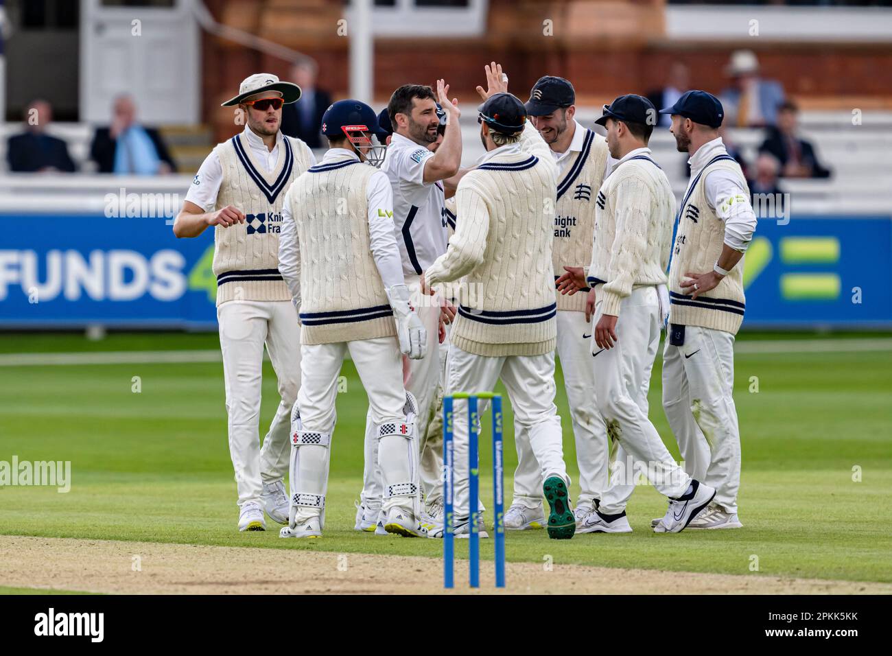 LONDRES, ROYAUME-UNI. 08 avril 2023. Tim Murtagh, de Middlesex, célèbre avec ses coéquipiers après avoir fait équipe avec M. Critchley, d'Essex, lors du LV=Insurance County Championship Middlesex v Essex, le 3 jour, au terrain de cricket de Lord's, samedi, à 08 avril 2023, à LONDRES, EN ANGLETERRE. Credit: Taka Wu/Alay Live News Banque D'Images