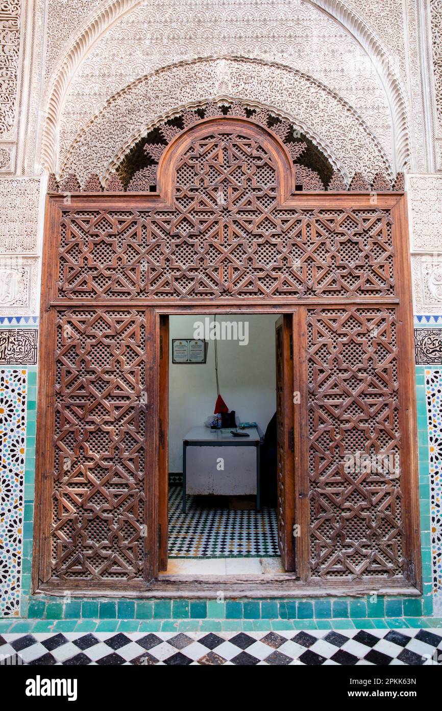 Vue à travers une porte voûtée à Al-Attarine Madrasa à Fès Maroc Banque D'Images