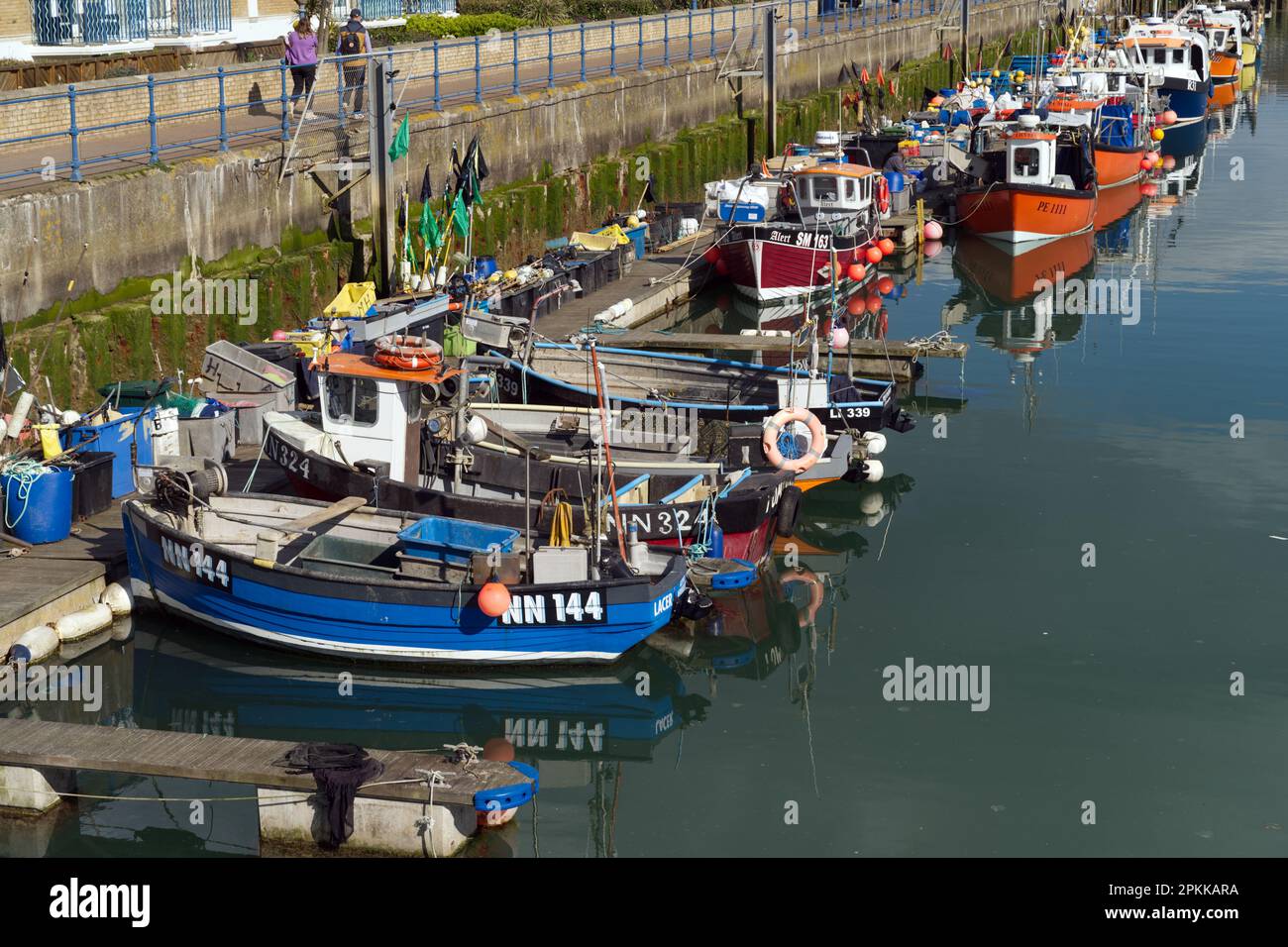 Petits bateaux de pêche colorés et équipement de pêche sur un ponton à Brighton Marina. Banque D'Images