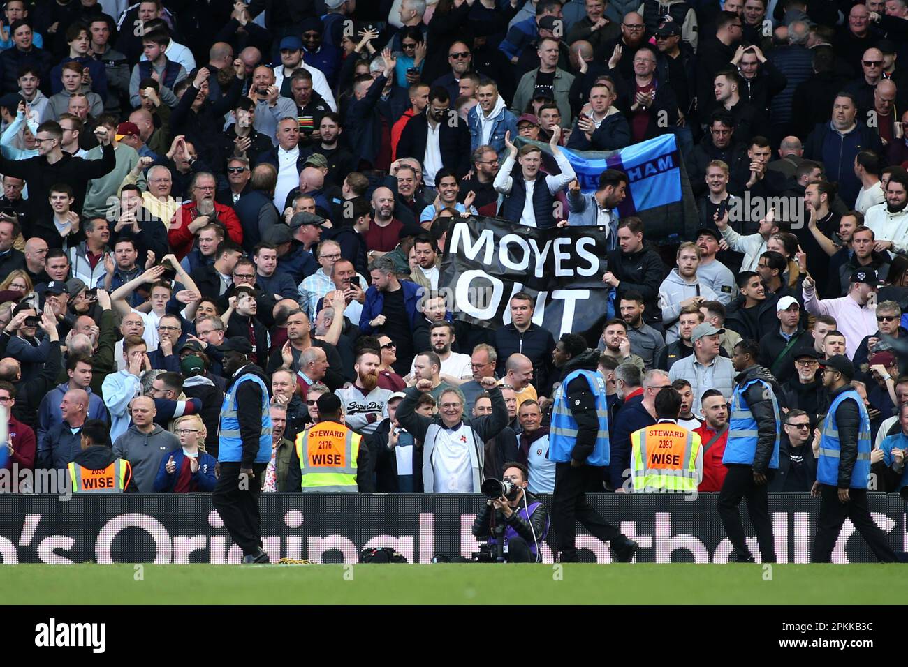 Londres, Royaume-Uni. 08th avril 2023. Banner with Moyes Out with a West Ham United fans lors du match Premier League entre Fulham et West Ham United à Craven Cottage, Londres, Angleterre, le 8 avril 2023. Photo par Pedro Soares. Utilisation éditoriale uniquement, licence requise pour une utilisation commerciale. Aucune utilisation dans les Paris, les jeux ou les publications d'un seul club/ligue/joueur. Crédit : UK Sports pics Ltd/Alay Live News Banque D'Images