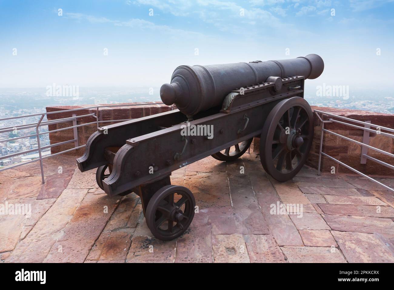 Jodhpur, Rajasthan, Inde - 17.10.2019 : canons Kilkila célèbres sur le sommet du fort Mehrangarh surplombant la ville de Jodhpur pour la protection de la ville. Banque D'Images