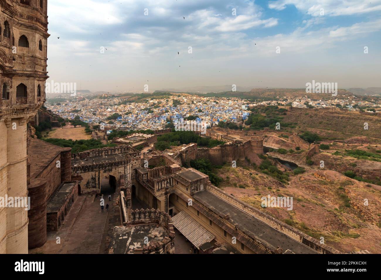 Vue sur le fort de Mehrangarh avec vue lointaine de la ville bleue Jodhpur, Rajasthan, Inde. Le fort historique est classé au patrimoine mondial de l'UNESCO. Ciel bleu et nuages. Banque D'Images