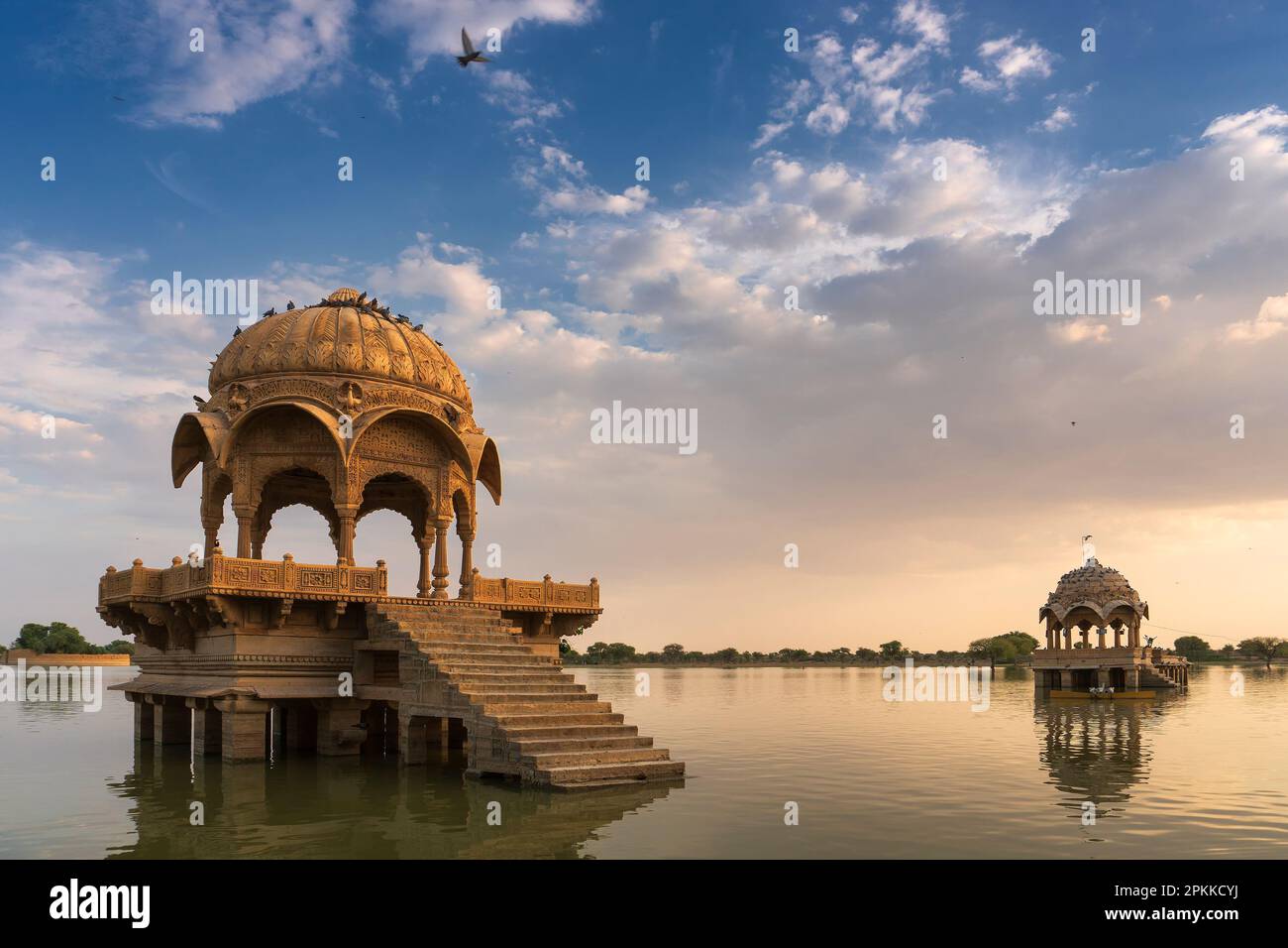 Chhatris et sanctuaires de dieux hindous et déesses au lac de Gadisar, Jaisalmer, Rajasthan, Inde avec réflexion sur l'eau. Architecture indo-islamique. Banque D'Images