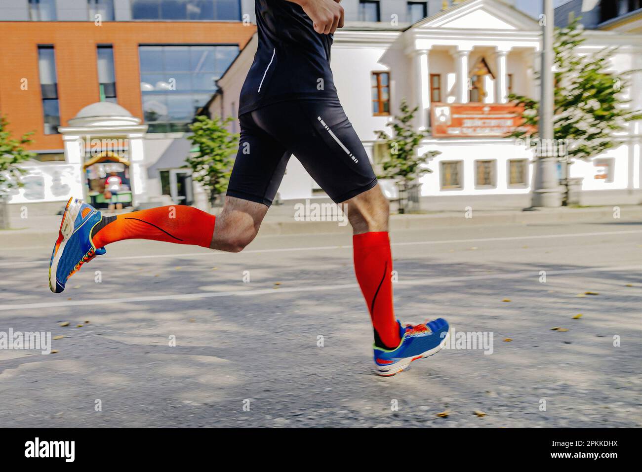 athlète coureur en chaussettes de compression course à pied ville marathon, photos de sport Banque D'Images