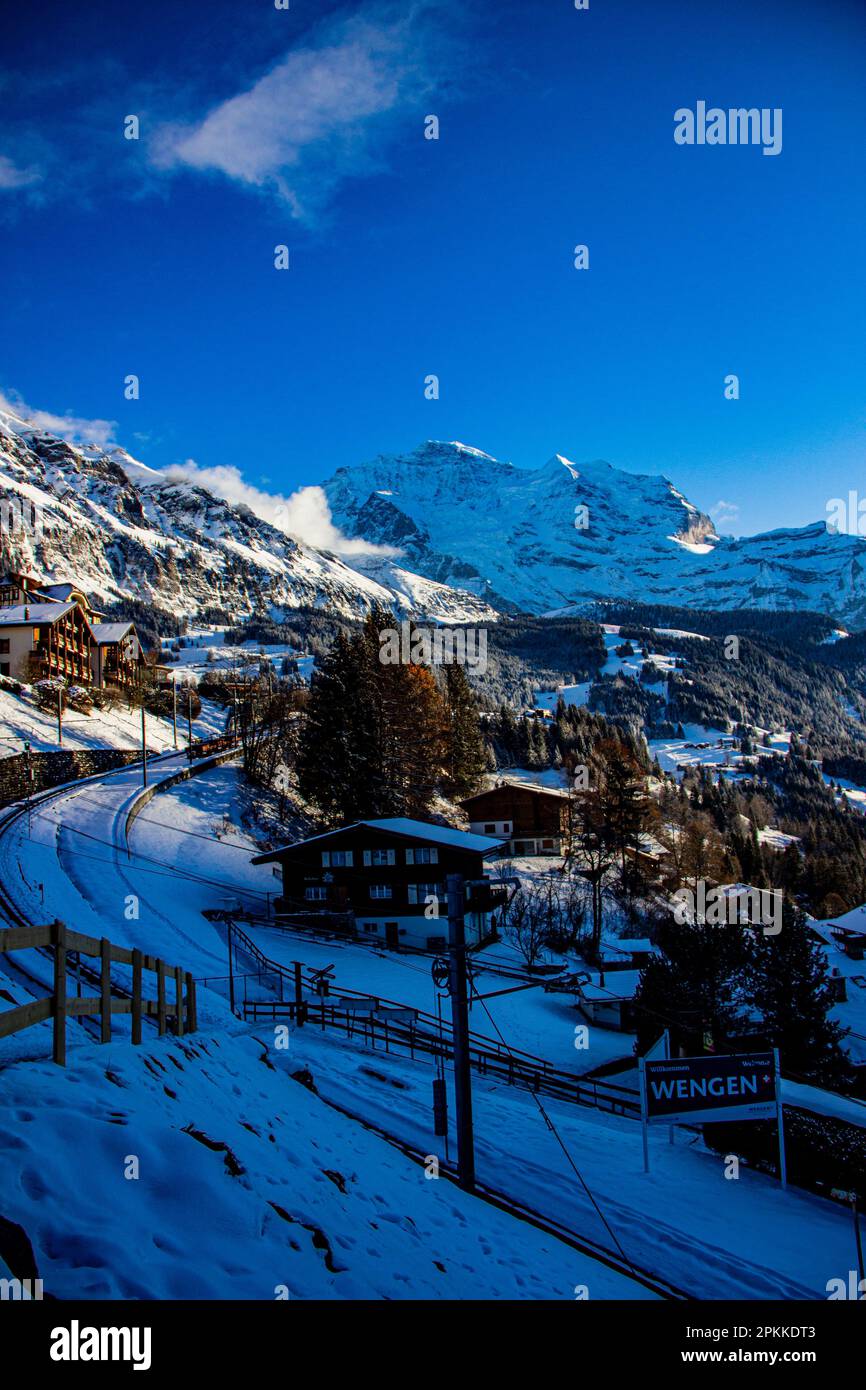 Belle journée ensoleillée dans les Alpes suisses enneigées, Wengen, Suisse Banque D'Images