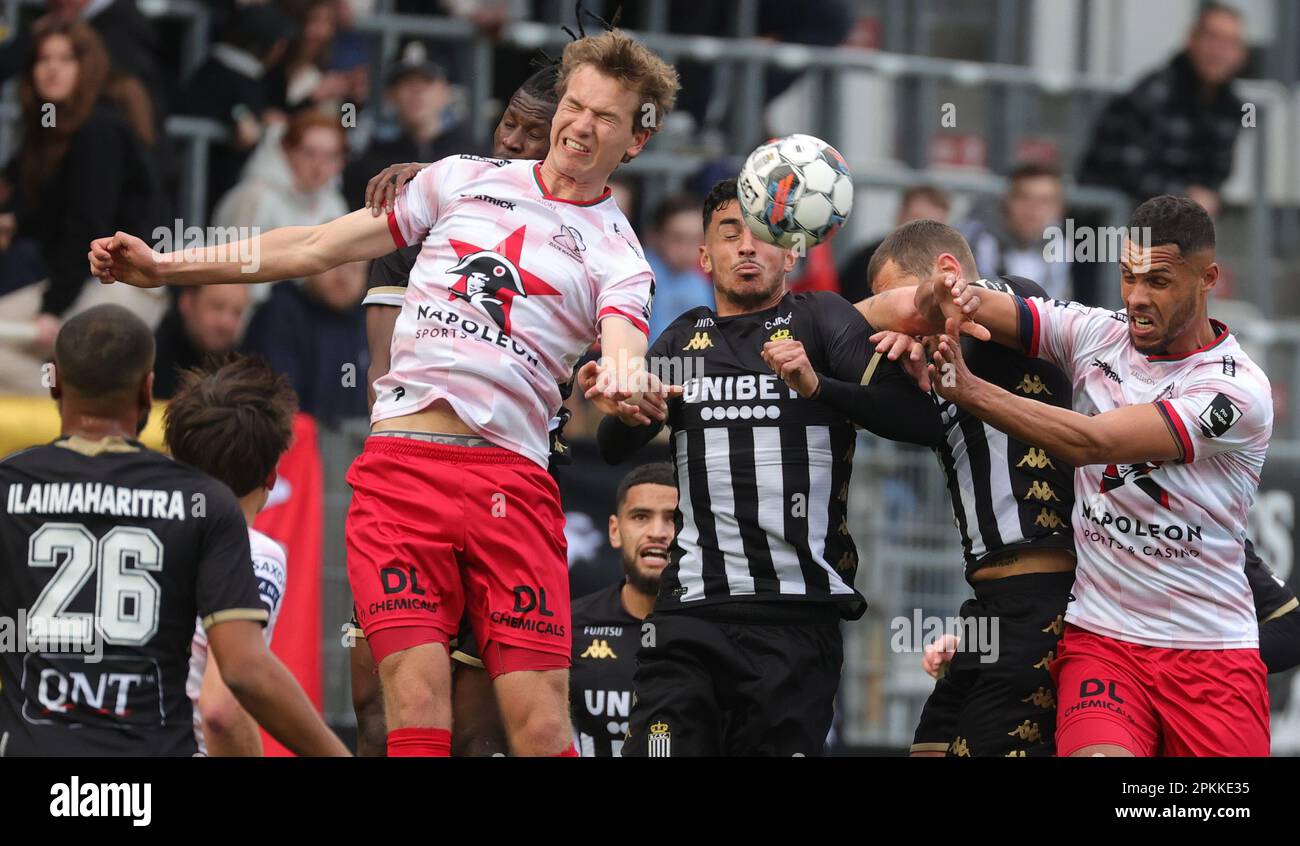 Charleroi, Belgique. 08th avril 2023. Zinho Gano d'Essevee se bat pour le ballon lors d'un match de football entre Sporting Charleroi et SV Zulte Waregem, samedi 08 avril 2023 à Charleroi, le 32 e jour de la première division du championnat belge de la « Jupiler Pro League » 2022-2023. BELGA PHOTO VIRGINIE LEFOUR crédit: Belga News Agency/Alay Live News Banque D'Images