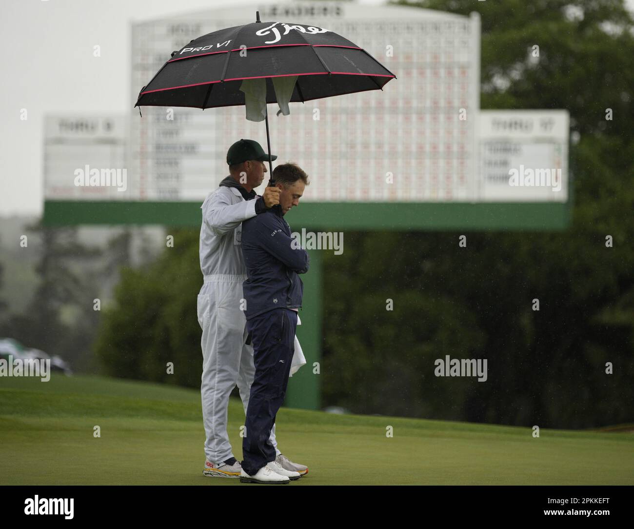 Augusta, États-Unis. 08th avril 2023. Justin Thomas réagit comme caddie Jim Mackay tient un parasol sur sa tête après avoir terminé la pluie retardé deuxième partie au tournoi de Masters 87th au club de golf national d'Augusta, Géorgie, samedi, 8 avril 2023. Thomas a manqué la coupe avec un score de 148 quatre sur le par. Photo de Bob Strong/UPI crédit: UPI/Alay Live News Banque D'Images