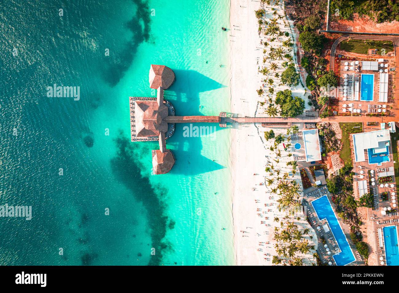 Station de luxe sur la plage de corail blanc dans l'eau turquoise clair, vue sur le dessus, Kendwa, Zanzibar, Tanzanie, Afrique de l'est, Afrique Banque D'Images