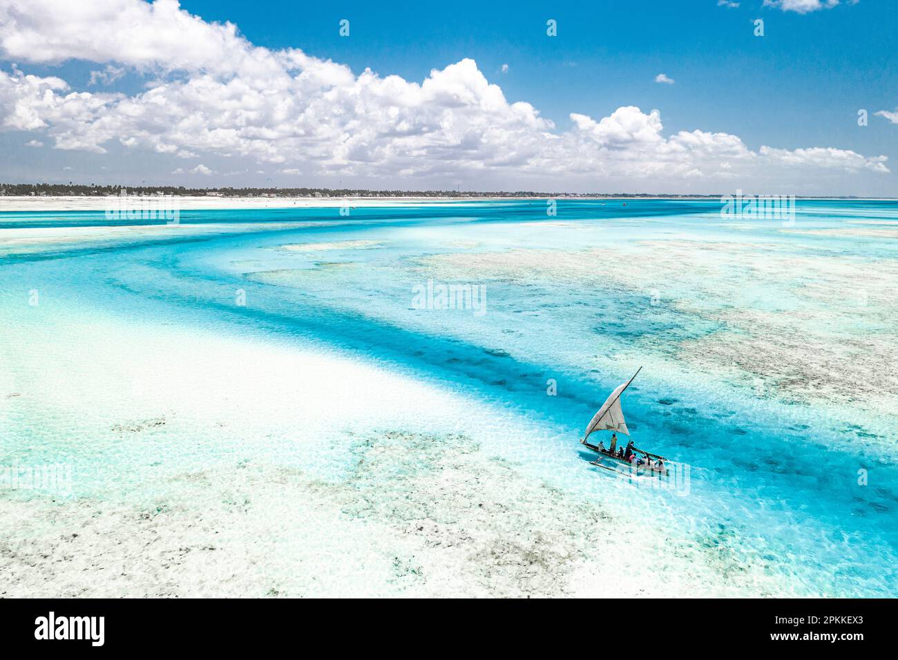 Vue aérienne du bateau touristique sur le récif de corail dans la lagune exotique, Paje, Jambiani, Zanzibar, Tanzanie, Afrique de l'est, Afrique Banque D'Images