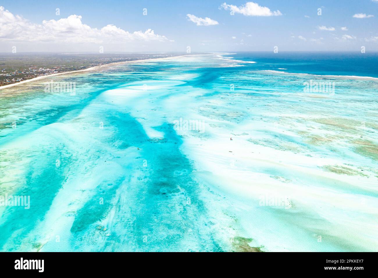 Vue aérienne du récif de corail dans le lagon bleu à marée basse Paje, Jambiani, Zanzibar, Tanzanie, Afrique de l'est, Afrique Banque D'Images