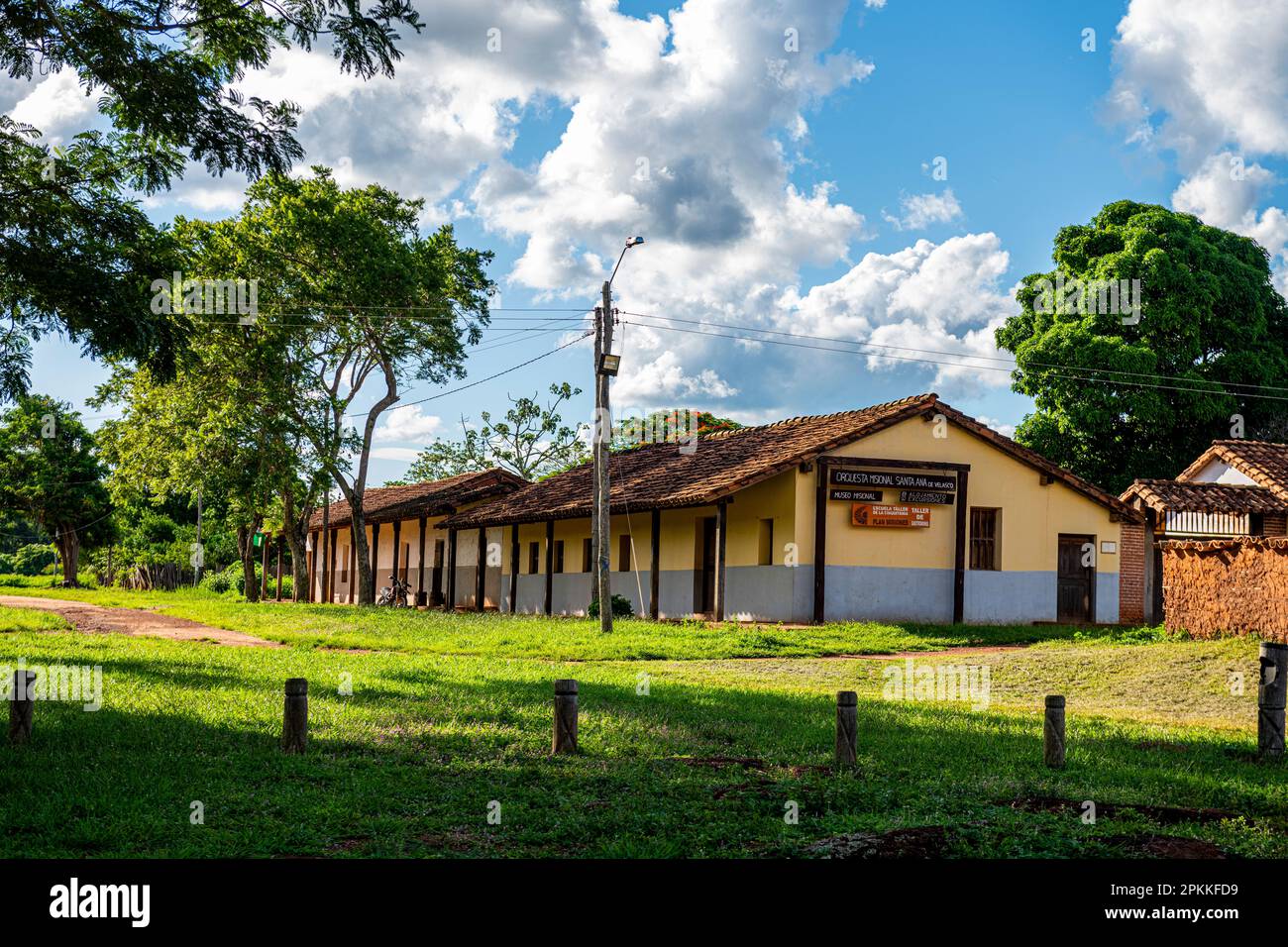 Maisons coloniales, église de la mission Santa Ana de Velasco, missions jésuites de Chiquitos, site du patrimoine mondial de l'UNESCO, département de Santa Cruz, Bolivie Banque D'Images