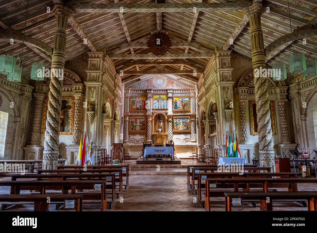 Mission San Javier peinte en couleurs, missions jésuites de Chiquitos, site du patrimoine mondial de l'UNESCO, département de Santa Cruz, Bolivie, Amérique du Sud Banque D'Images