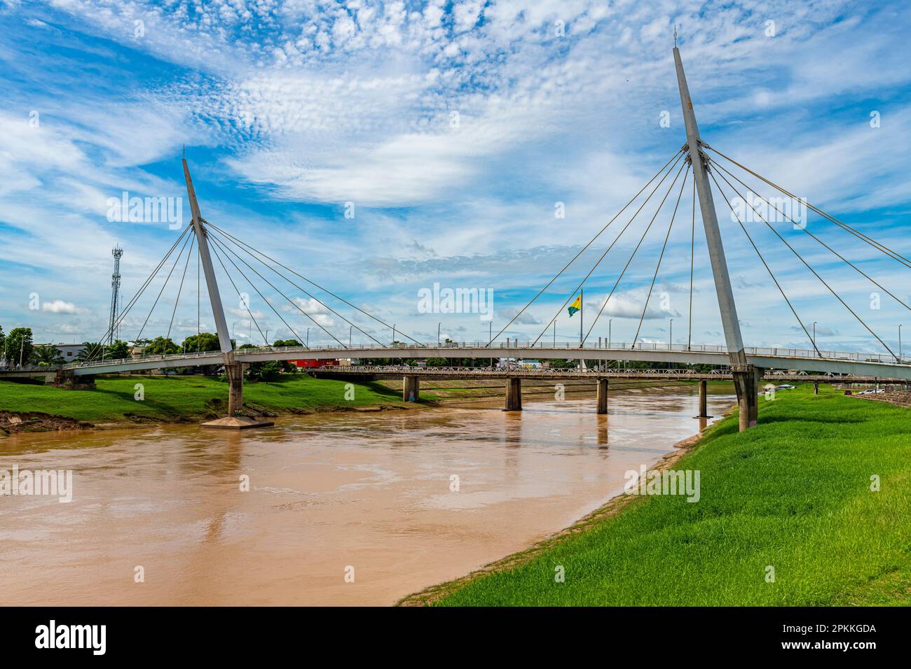 Pont enjambant la rivière Acre, Rio Branco, État d'Acre, Brésil, Amérique du Sud Banque D'Images