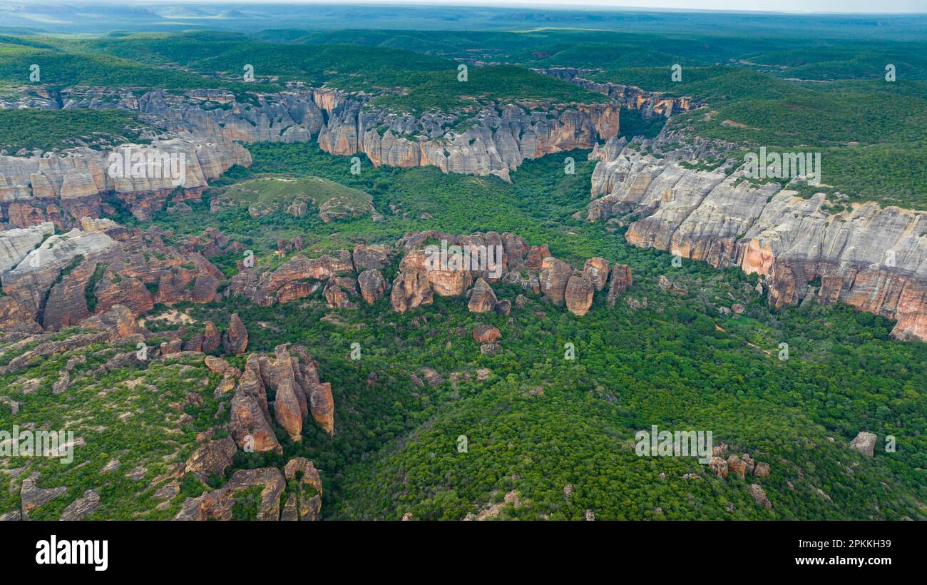 Vue aérienne des falaises de grès du Parc national de Serra da Capivara, site classé au patrimoine mondial de l'UNESCO, Piaui, Brésil, Amérique du Sud Banque D'Images