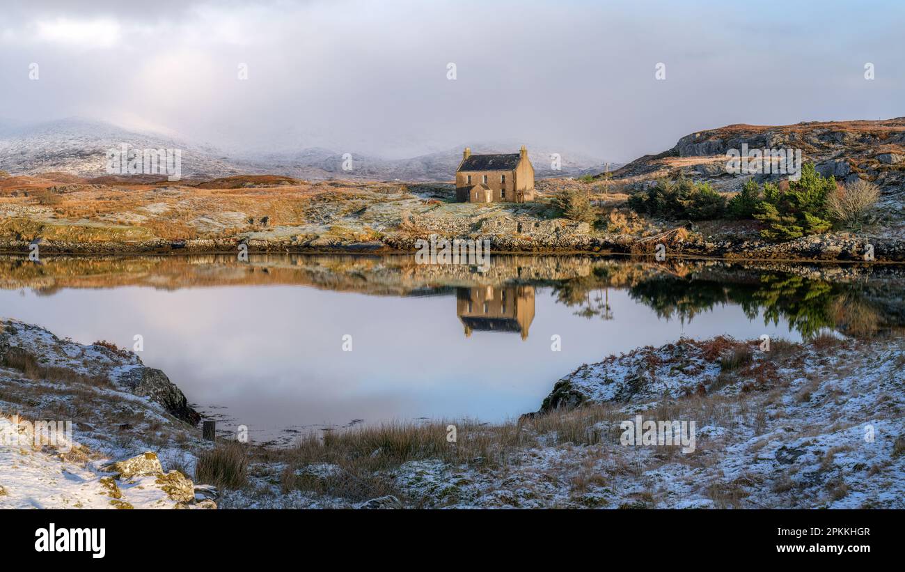 Maison abandonnée reflétée dans le loch le jour de l'hiver, Isle of Harris, Outer Hebrides, Écosse, Royaume-Uni, Europe Banque D'Images