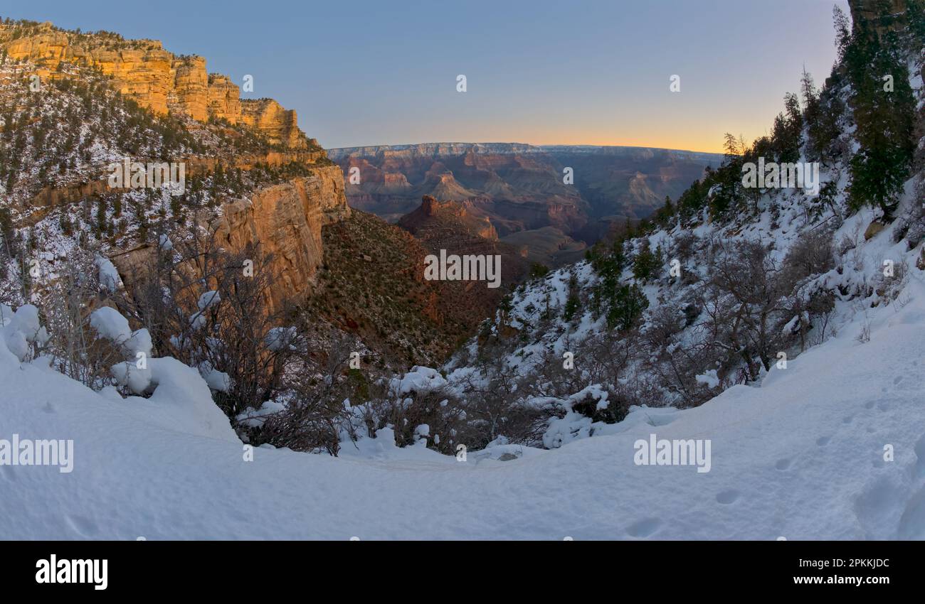 Vue à l'aube de l'hiver sur le Grand Canyon depuis Bright Angel Trail sur le plateau sud, le parc national du Grand Canyon, site classé au patrimoine mondial de l'UNESCO, Arizona Banque D'Images
