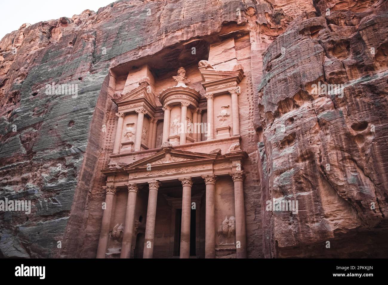 Monument du Trésor (Al Khazneh) gravé dans la pierre sur le flanc d'une montagne, Petra, site classé au patrimoine mondial de l'UNESCO, Jordanie, Moyen-Orient Banque D'Images