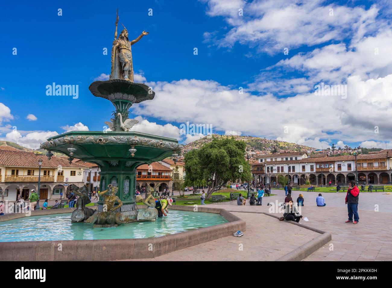 Fontaine avec le roi Inca Pachacutec, Plaza de Armas Square, Cusco, Pérou, Amérique du Sud Banque D'Images