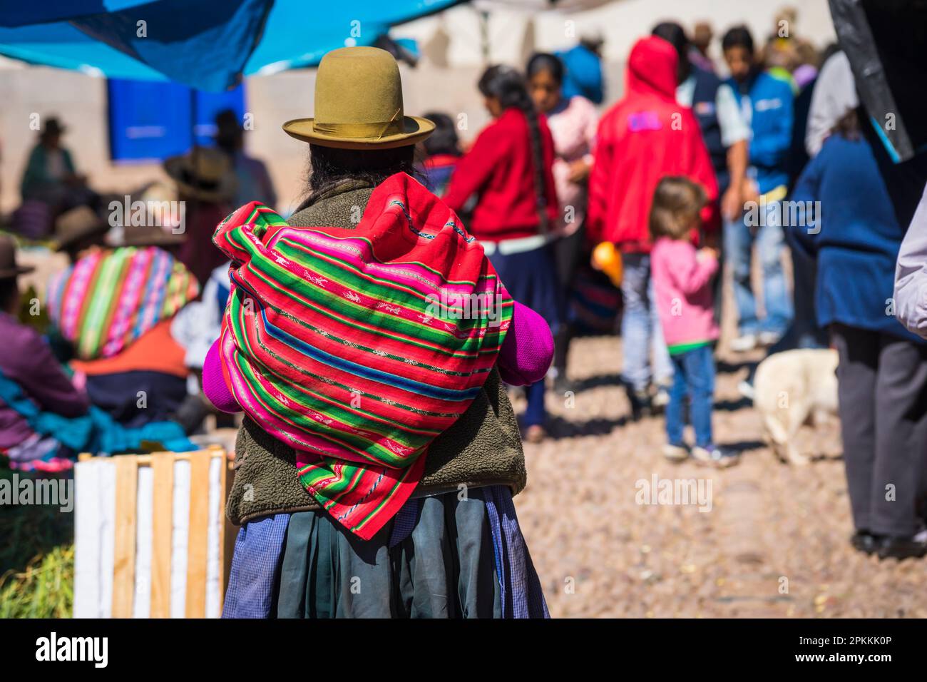 Femme péruvienne portant un sac coloré sur son dos, marché de Pisaq, Vallée Sacrée, Cusco, Pérou, Amérique du Sud Banque D'Images