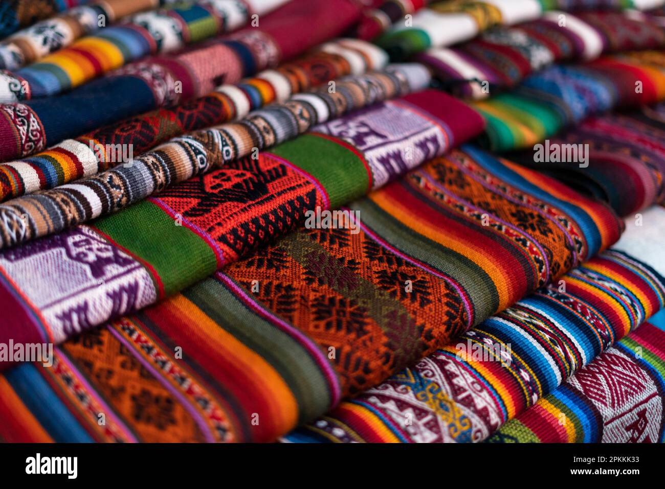 Tissus au marché, Pisaq, Vallée Sacrée, Cusco, Pérou, Amérique du Sud Banque D'Images