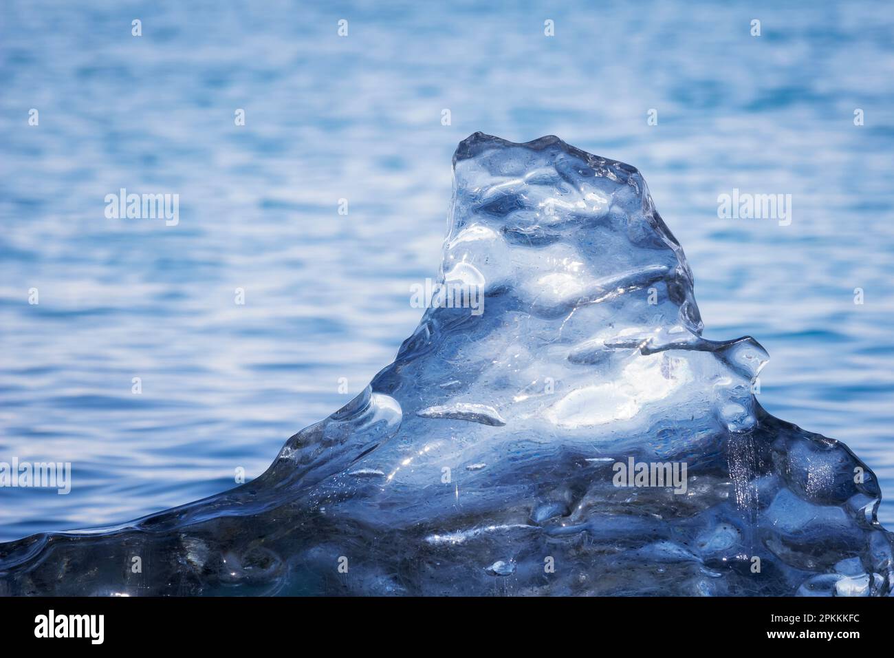 Détail de glace contre mer, plage de diamants près de la lagune de glacier de Jokulsarlon, Islande, régions polaires Banque D'Images