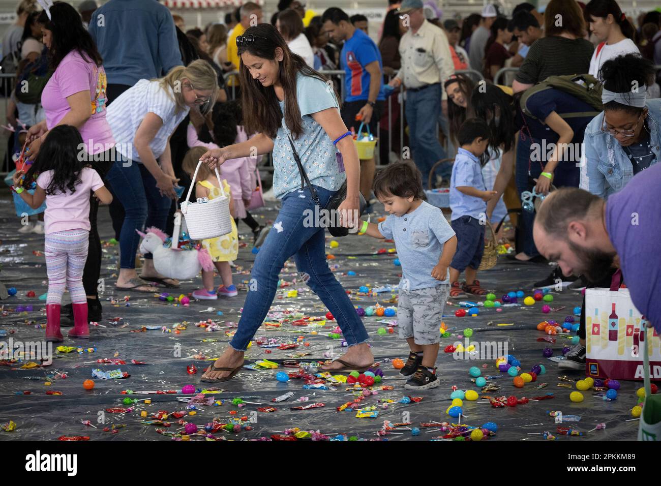 Marietta, Géorgie, États-Unis. 1st avril 2023. Des centaines d'enfants et leurs parents de toute la région se sont brouillés pour recueillir des œufs de Pâques et des friandises au '˜Eggstravaganza' du département de Cobb Park au parc Jim R Miller samedi. Photo : Emily Perez et son Luxon, 3 ans, de Kennesaw, font leur chemin à travers des centaines de gâteries éparses. (Credit image: © Robin Rayne/ZUMA Press Wire) USAGE ÉDITORIAL SEULEMENT! Non destiné À un usage commercial ! Banque D'Images