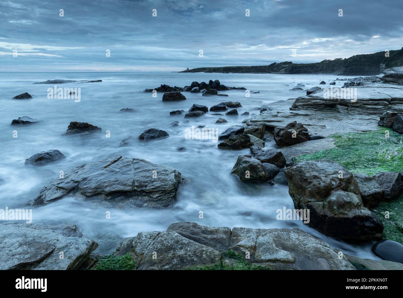 Crépuscule sur les rives rocheuses de Swine Den près de Howick, Northumberland, Angleterre, Royaume-Uni, Europe Banque D'Images