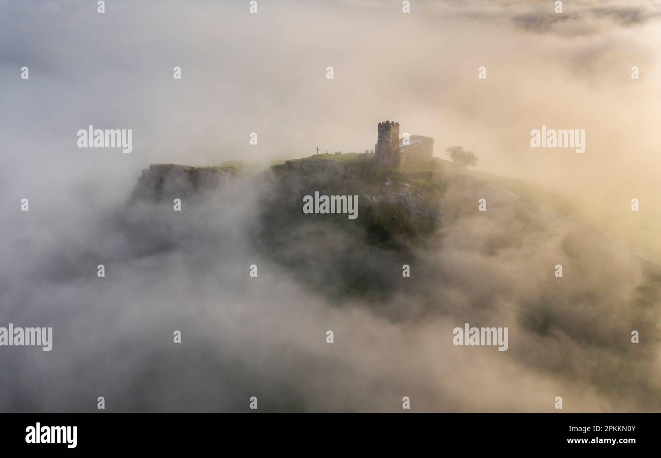 Église de Brentor entourée de brume matinale en automne, Dartmoor, Devon, Angleterre, Royaume-Uni, Europe Banque D'Images