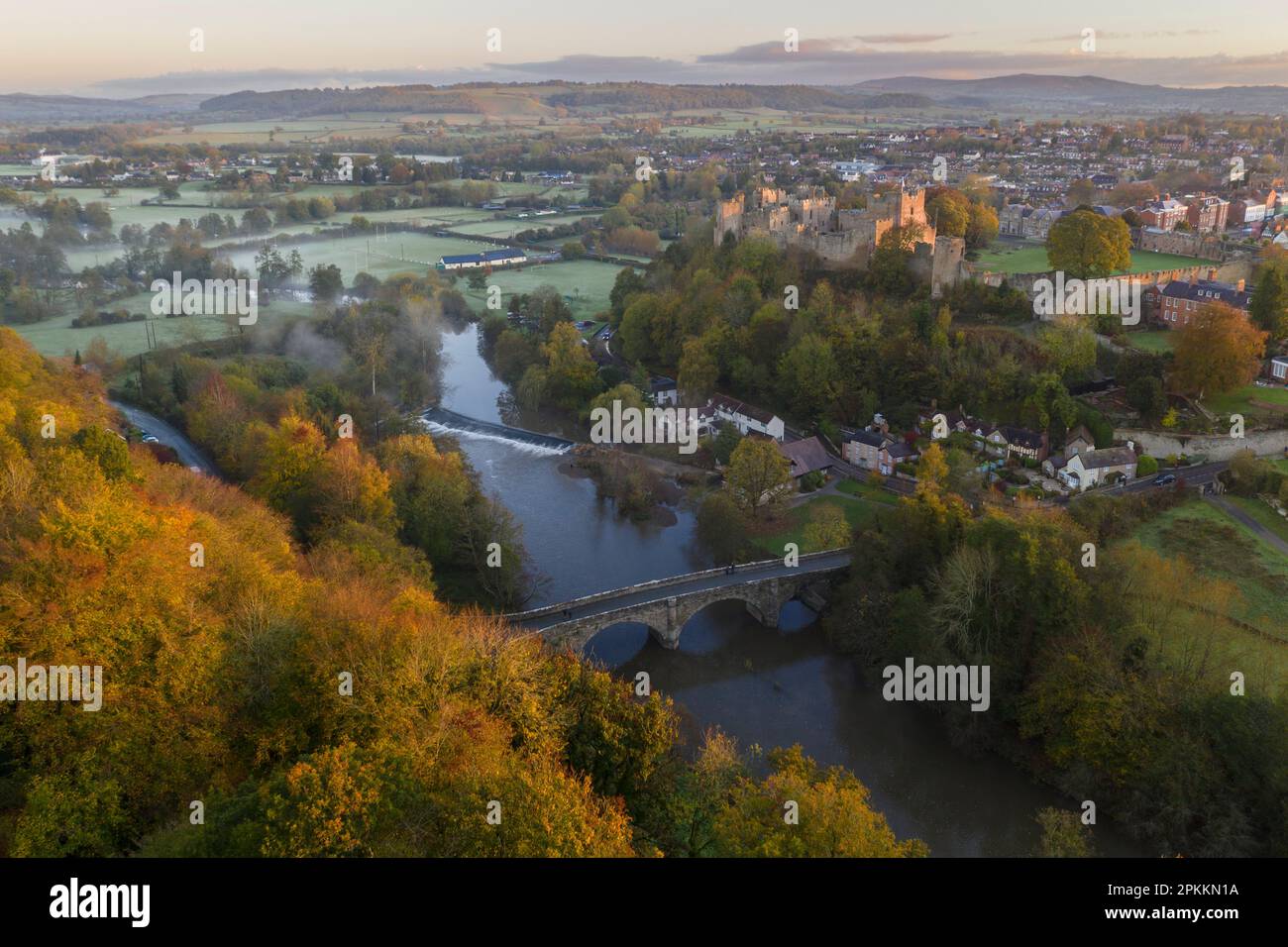 Vue aérienne du château de Ludlow au-dessus des rives de la Tée en automne, Ludlow, Shropshire, Angleterre, Royaume-Uni, Europe Banque D'Images