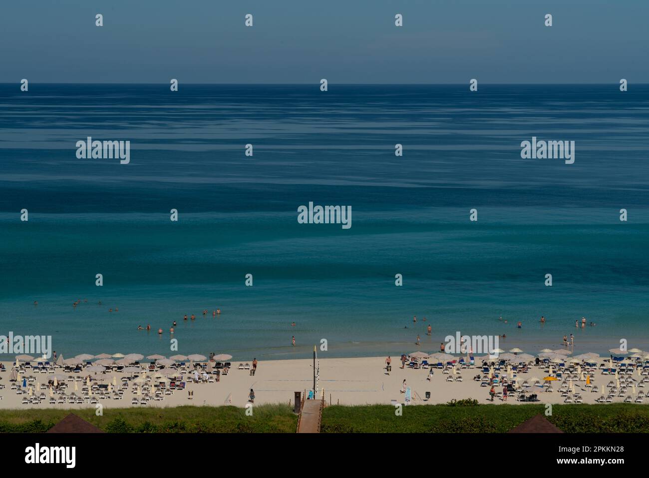 La mer bleu profond avec des plages blanches en premier plan, Varadero, Cuba, Antilles, Caraïbes, Amérique centrale Banque D'Images