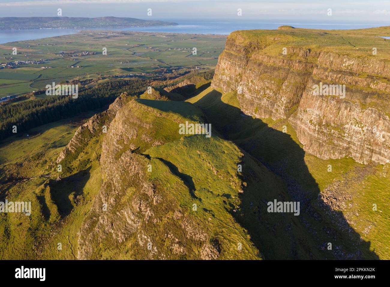 Vue aérienne de la montagne Binevenagh dans le comté d'Antrim, Ulster, Irlande du Nord, Royaume-Uni, Europe Banque D'Images