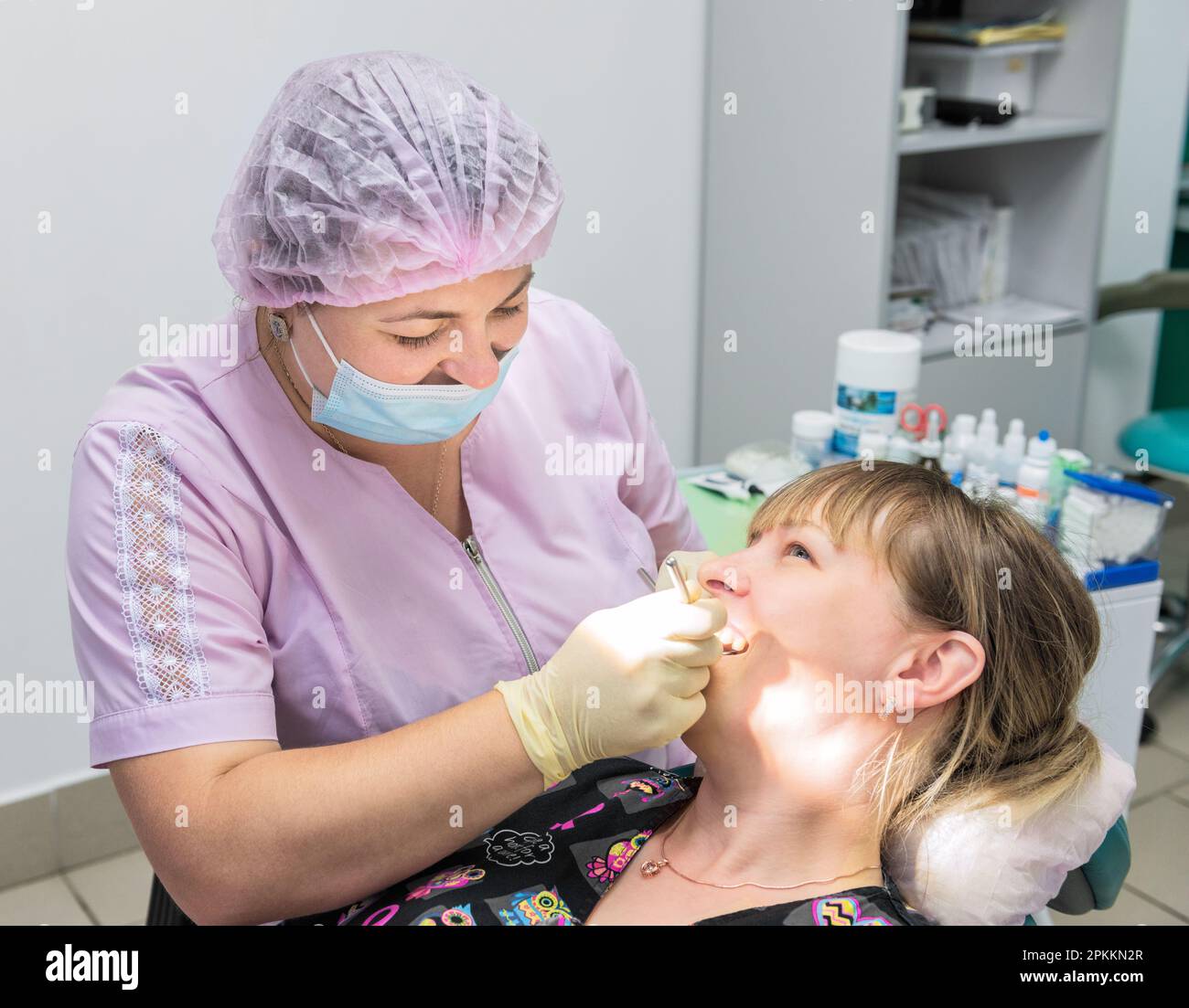 Médecin dentiste traite un patient Banque D'Images