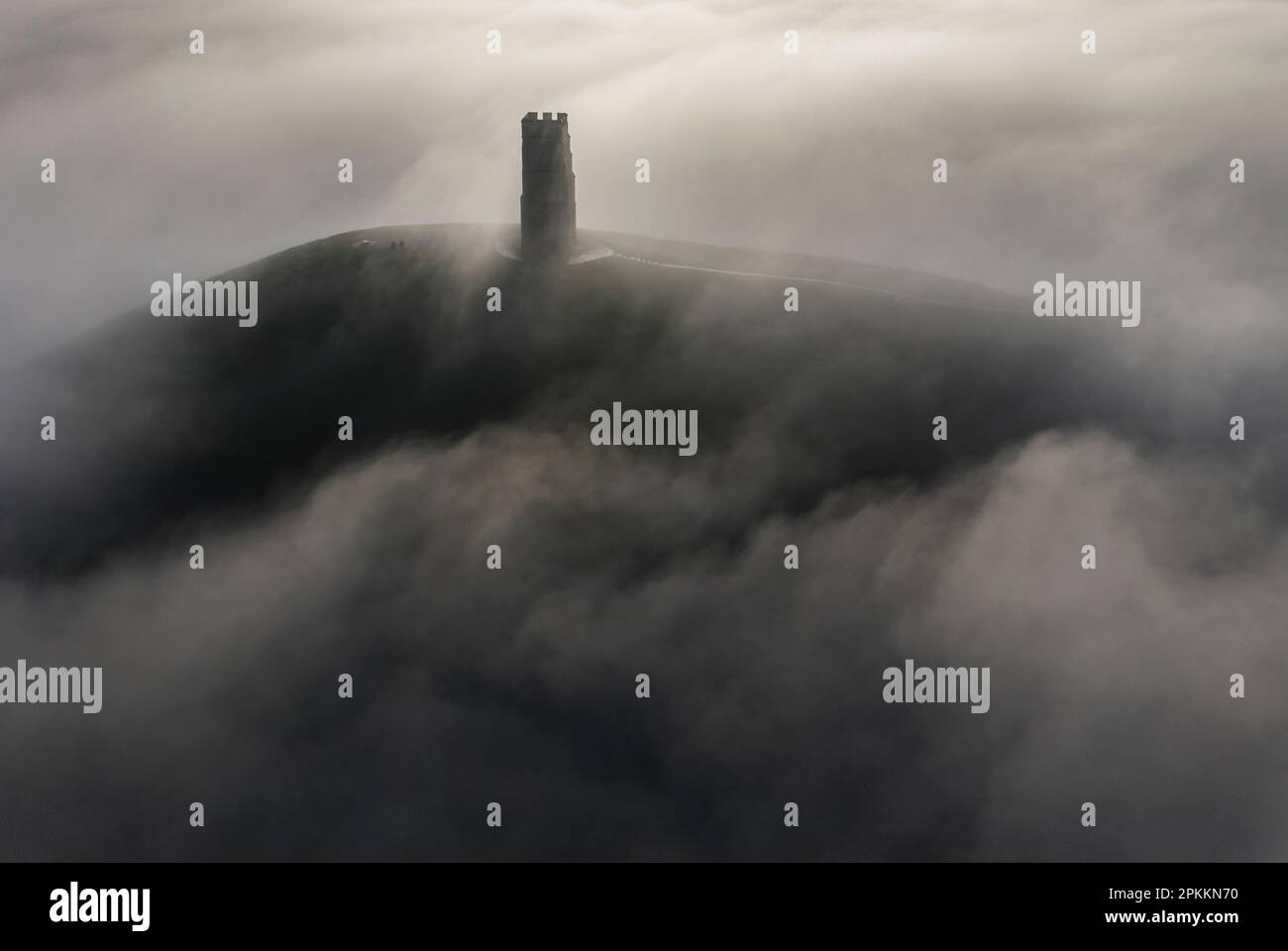 Vue aérienne de St. La tour de Michael sur Glastonbury Tor entourée d'une mer de brume en hiver, Glastonbury, Somerset, Angleterre, Royaume-Uni, Europe Banque D'Images