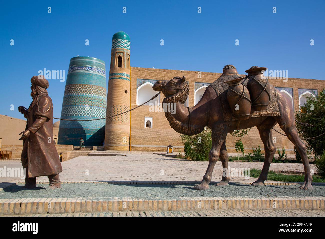 Sculpture du Camel train, Kalta Minaret en arrière-plan, Ichon Qala (Itchan Kala), site du patrimoine mondial de l'UNESCO, Khiva, Ouzbékistan, Asie centrale, Asie Banque D'Images