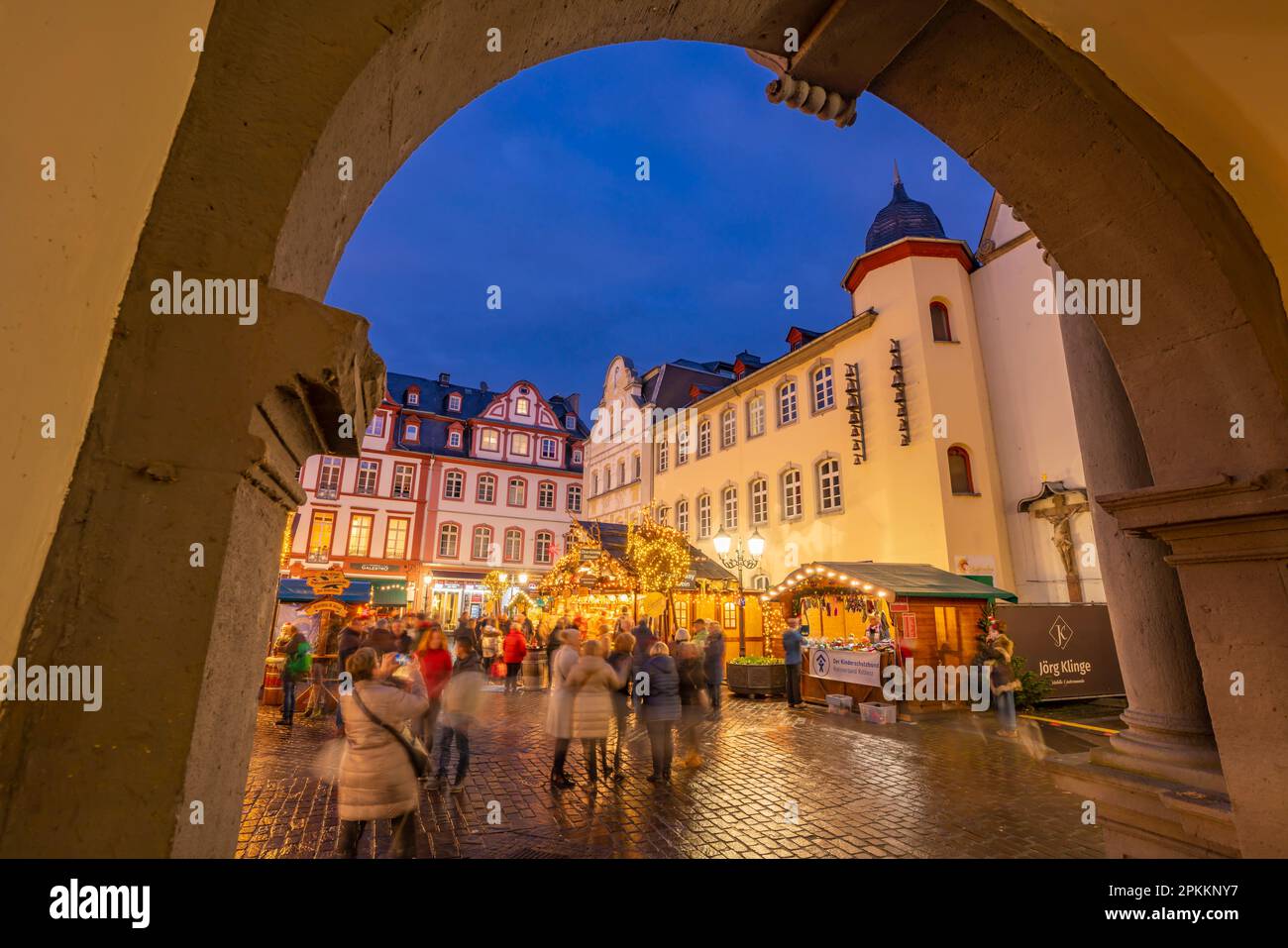 Vue sur le marché de Noël à Jesuitenplatz dans le centre-ville historique à Christmas, Koblenz, Rhénanie-Palatinat, Allemagne, Europe Banque D'Images