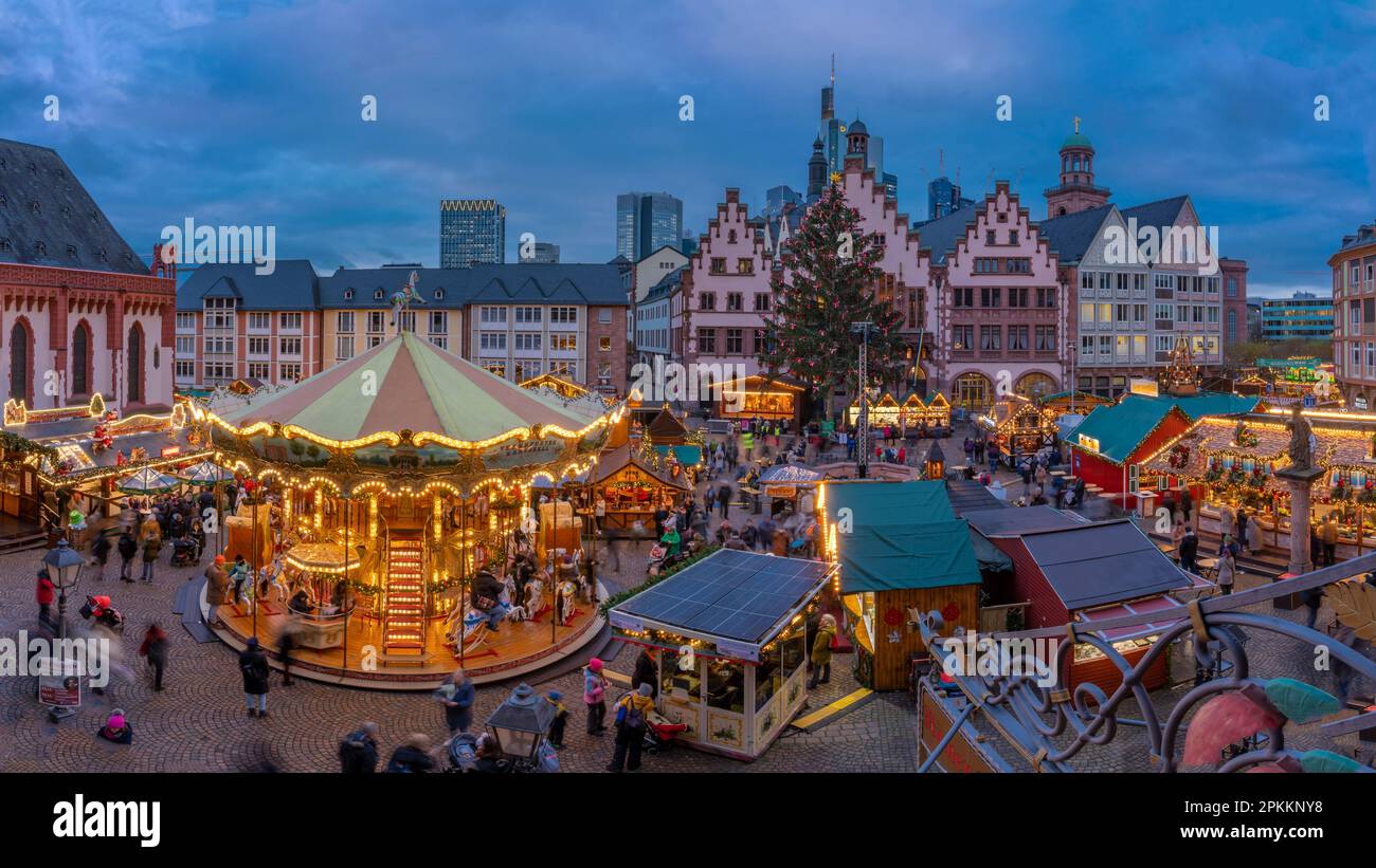 Vue du carrousel et des étals du marché de Noël au crépuscule, place Roemerberg, Francfort-sur-le-main, Hesse, Allemagne, Europe Banque D'Images