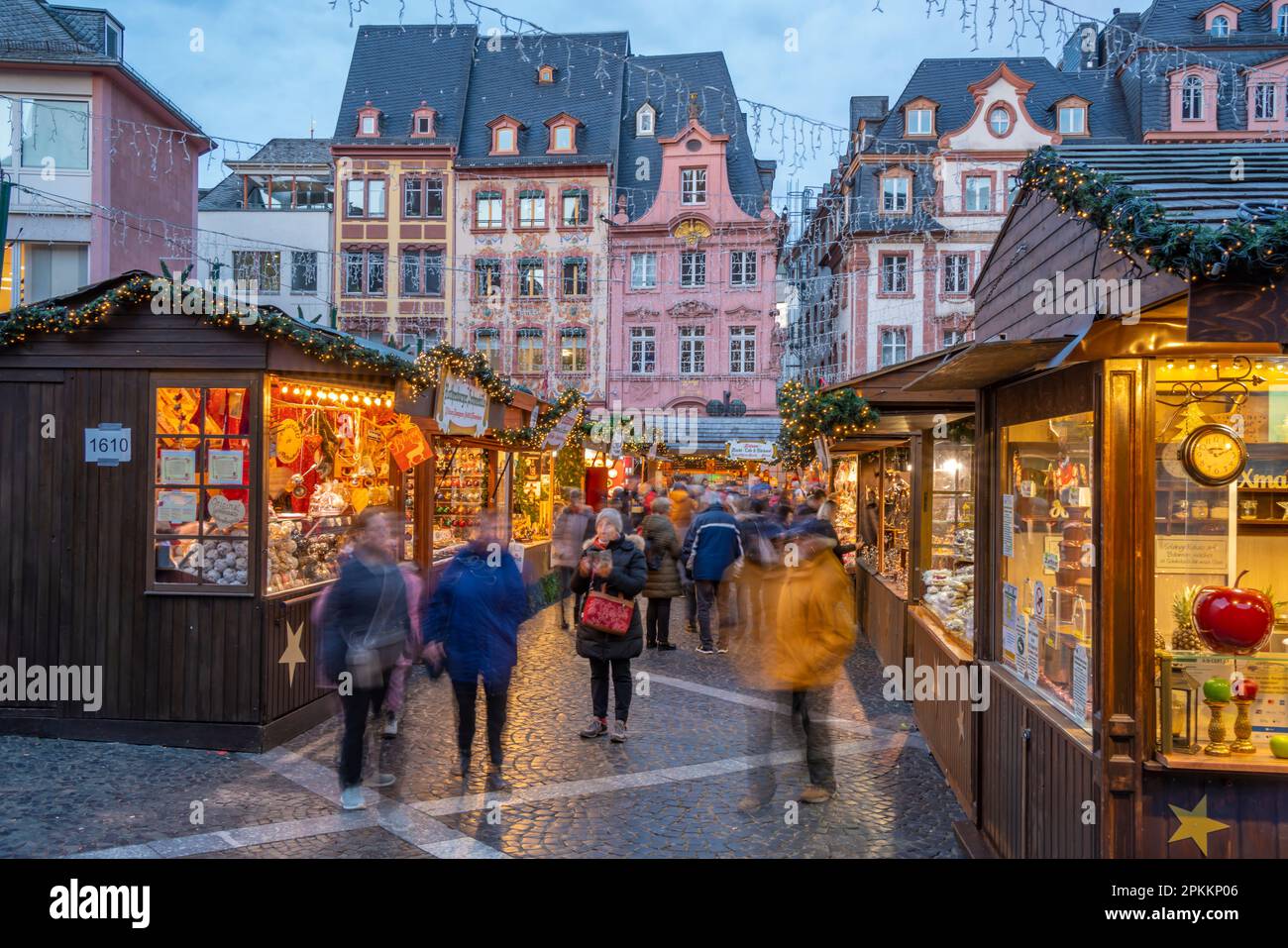 Vue sur le marché de Noël à Domplatz, Mayence, Rhénanie-Palatinat, Allemagne, Europe Banque D'Images